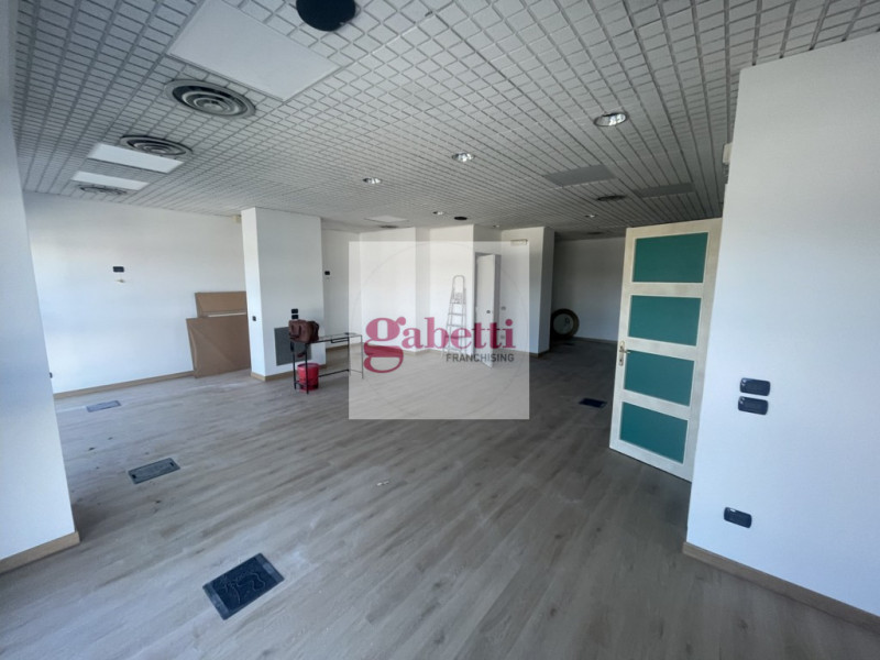 RUBANO visibile dalla strada regionale 11, proponiamo in locazione ufficio di 146 metri quadrati,...