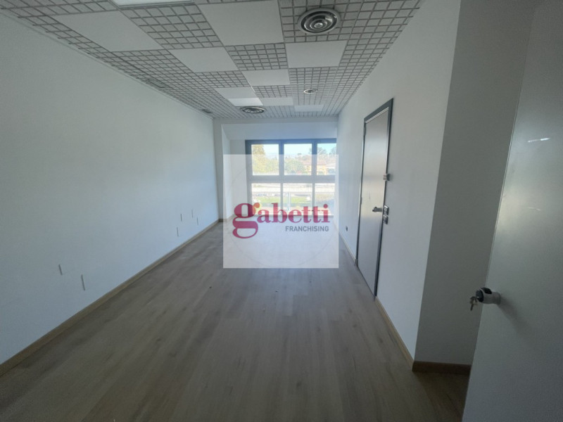 RUBANO visibile dalla strada regionale 11, proponiamo in locazione ufficio di 146 metri quadrati,...