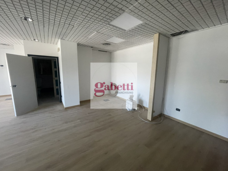 RUBANO visibile dalla strada regionale 11, proponiamo in locazione ufficio di 146 metri quadrati,...