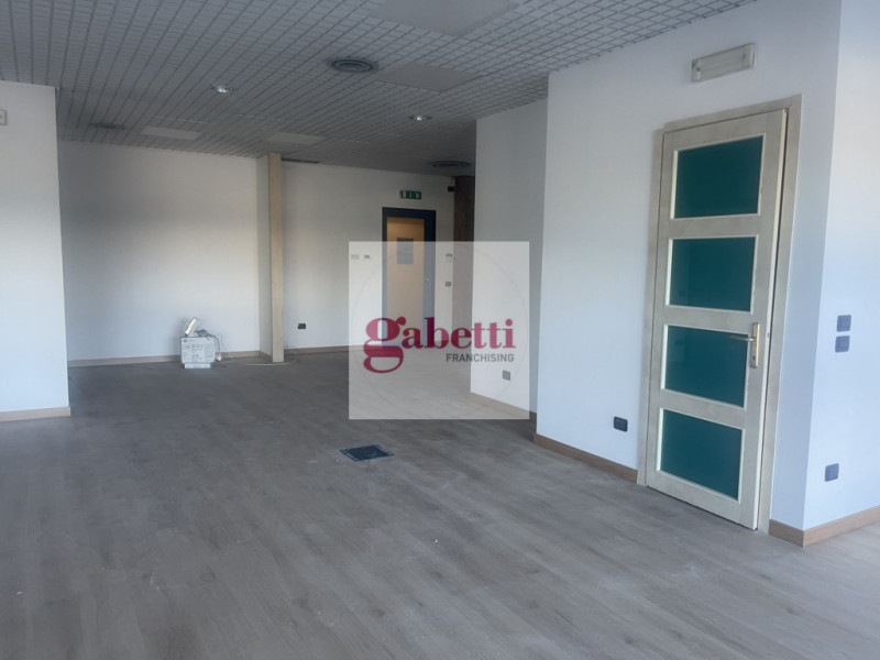 RUBANO visibile dalla strada regionale 11, proponiamo in locazione ufficio di 146 metri quadrati,...