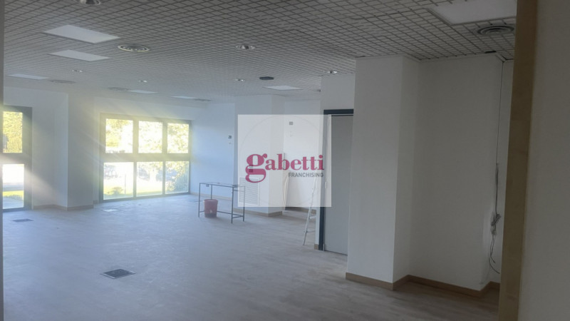 RUBANO visibile dalla strada regionale 11, proponiamo in locazione ufficio di 146 metri quadrati,...