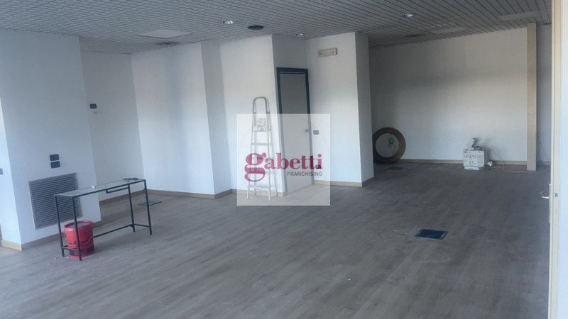 RUBANO visibile dalla strada regionale 11, proponiamo in locazione ufficio di 146 metri quadrati,...