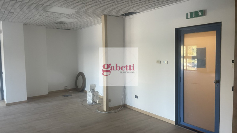 RUBANO visibile dalla strada regionale 11, proponiamo in locazione ufficio di 146 metri quadrati,...