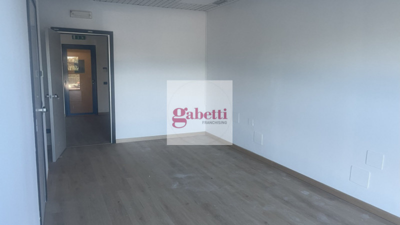 RUBANO visibile dalla strada regionale 11, proponiamo in locazione ufficio di 146 metri quadrati,...