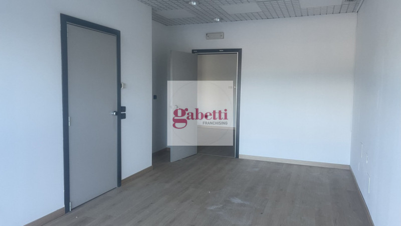 RUBANO visibile dalla strada regionale 11, proponiamo in locazione ufficio di 146 metri quadrati,...