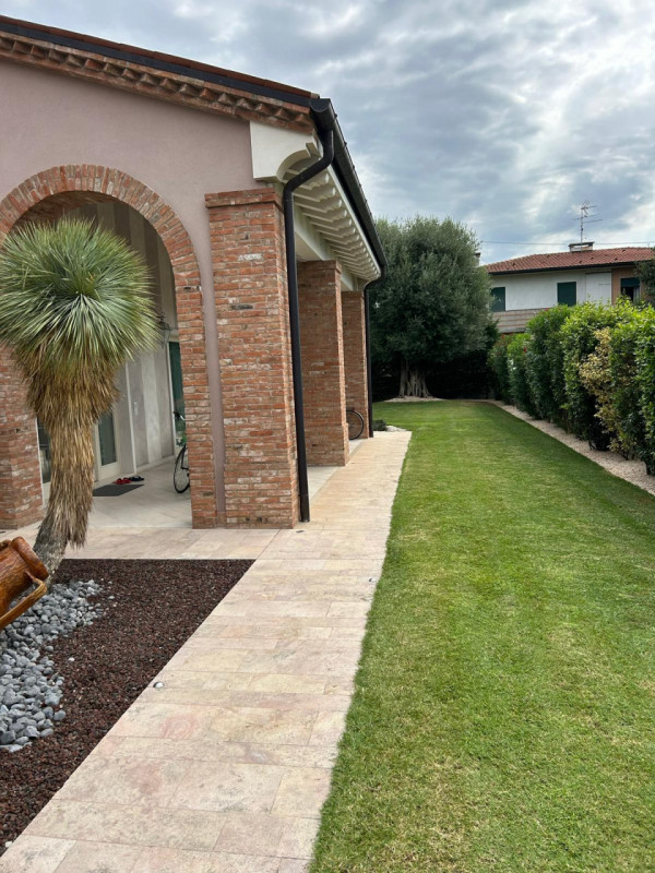 Incantevole villetta situata nel tranquillo quartiere residenziale a Cusinati di Rosà. 
Questa ca...