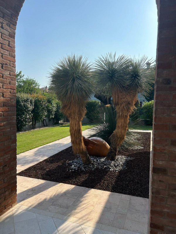 Incantevole villetta situata nel tranquillo quartiere residenziale a Cusinati di Rosà. 
Questa ca...