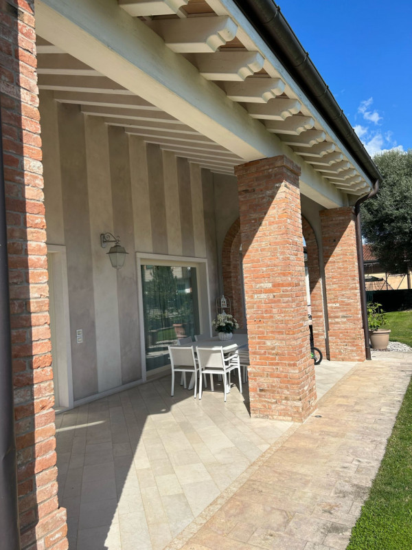 Incantevole villetta situata nel tranquillo quartiere residenziale a Cusinati di Rosà. 
Questa ca...