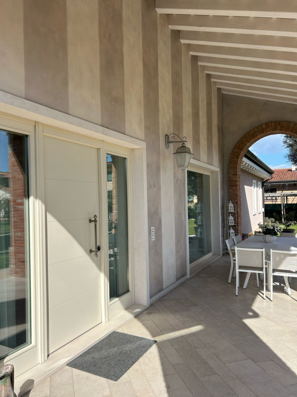 Incantevole villetta situata nel tranquillo quartiere residenziale a Cusinati di Rosà. 
Questa ca...