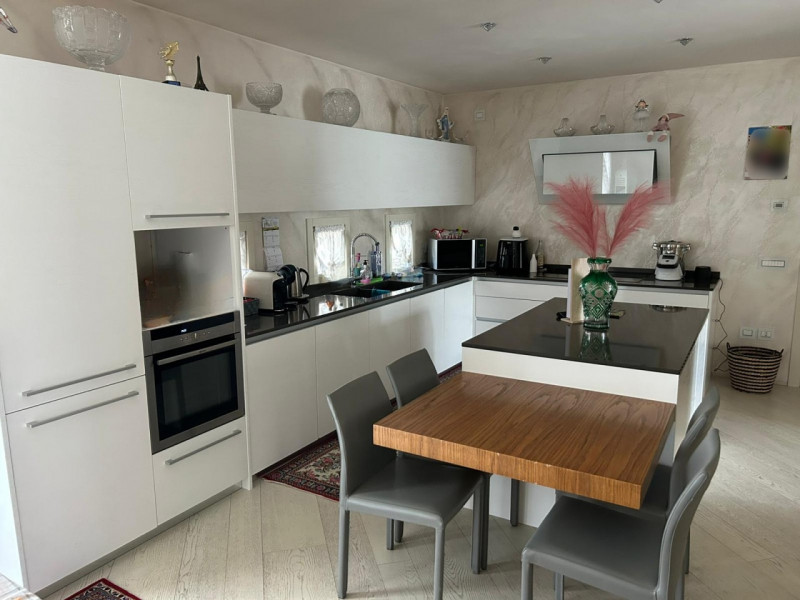 Incantevole villetta situata nel tranquillo quartiere residenziale a Cusinati di Rosà. 
Questa ca...