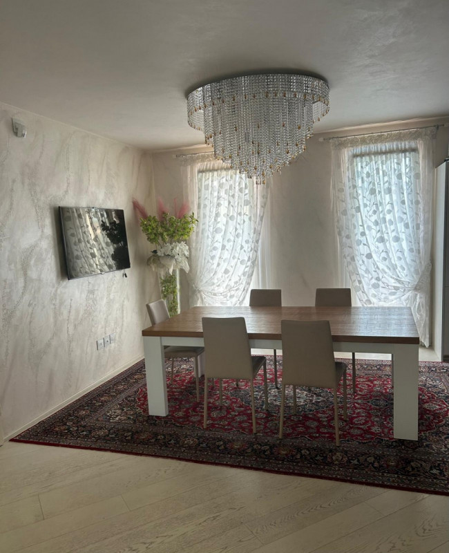 Incantevole villetta situata nel tranquillo quartiere residenziale a Cusinati di Rosà. 
Questa ca...