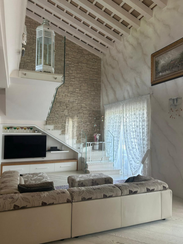 Incantevole villetta situata nel tranquillo quartiere residenziale a Cusinati di Rosà. 
Questa ca...