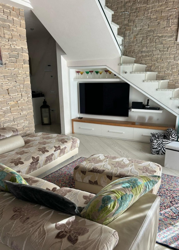 Incantevole villetta situata nel tranquillo quartiere residenziale a Cusinati di Rosà. 
Questa ca...