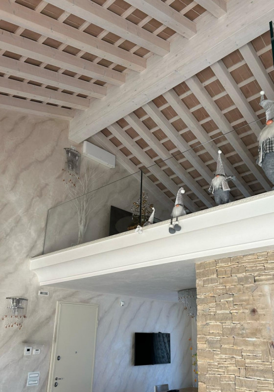 Incantevole villetta situata nel tranquillo quartiere residenziale a Cusinati di Rosà. 
Questa ca...