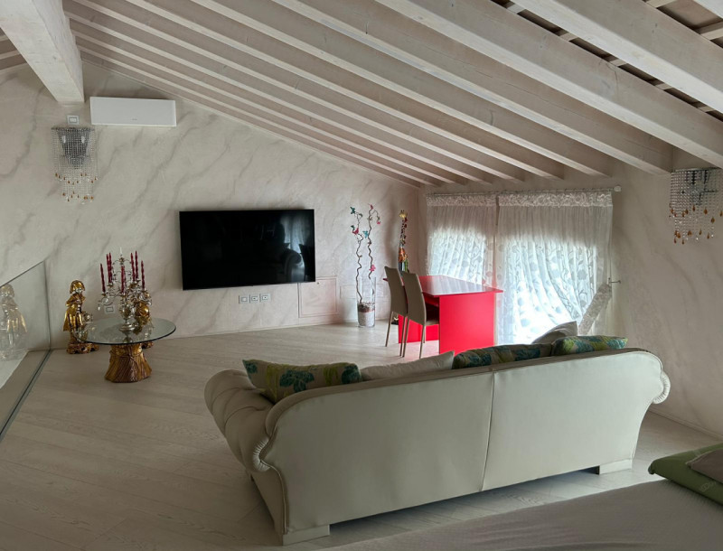 Incantevole villetta situata nel tranquillo quartiere residenziale a Cusinati di Rosà. 
Questa ca...