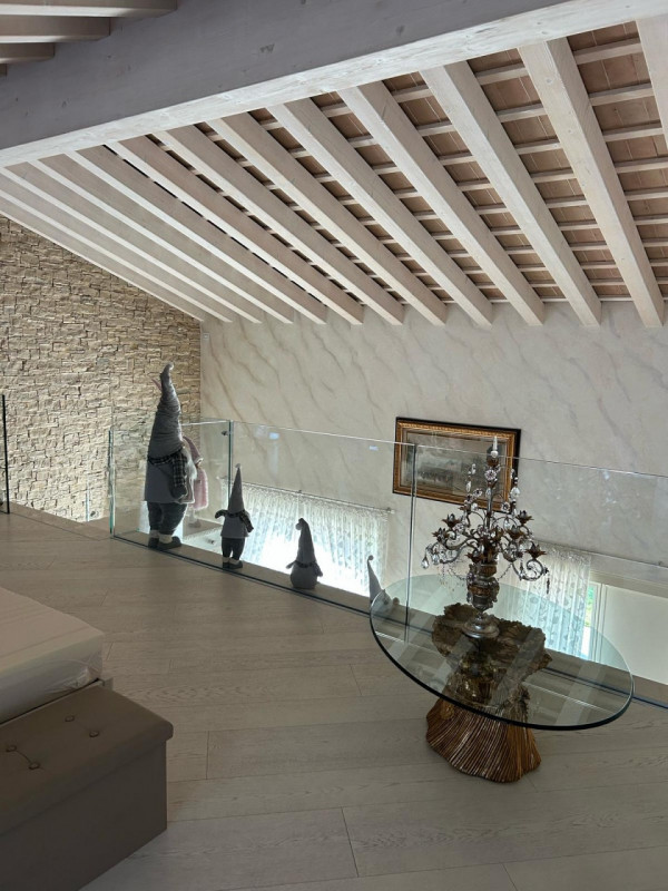 Incantevole villetta situata nel tranquillo quartiere residenziale a Cusinati di Rosà. 
Questa ca...