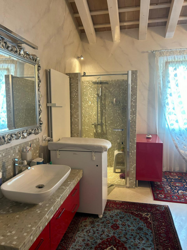 Incantevole villetta situata nel tranquillo quartiere residenziale a Cusinati di Rosà. 
Questa ca...