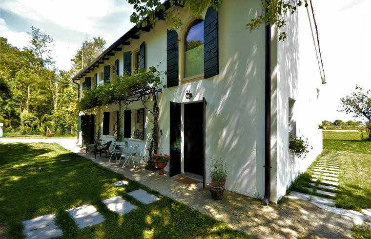 Nel comune di Roncade, casa di campagna singola con scoperto privato e impianto fotovoltaico.
 
L...