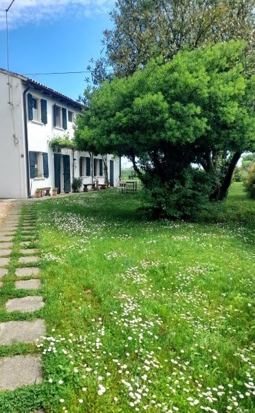 Nel comune di Roncade, casa di campagna singola con scoperto privato e impianto fotovoltaico.
 
L...