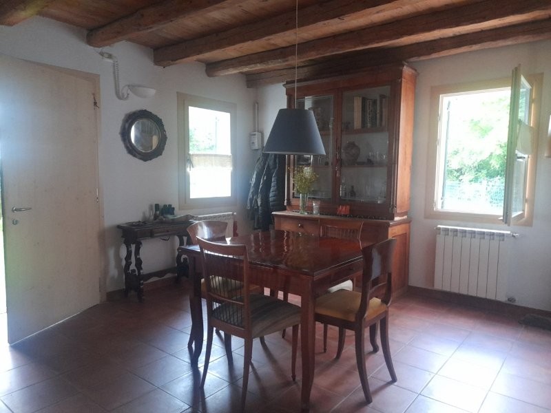 Nel comune di Roncade, casa di campagna singola con scoperto privato e impianto fotovoltaico.
 
L...