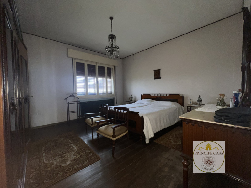 A Vescovana, proponiamo in vendita casa singola da ristrutturare dalle ampie metrature con genero...