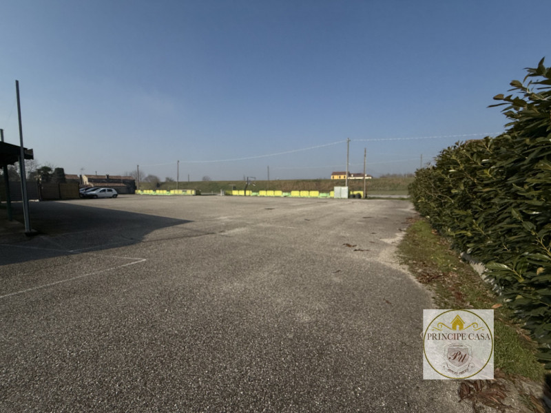 MAG3 - Monselice in fronte strada statale e di forte passaggio proponiamo magazzino per uso garde...