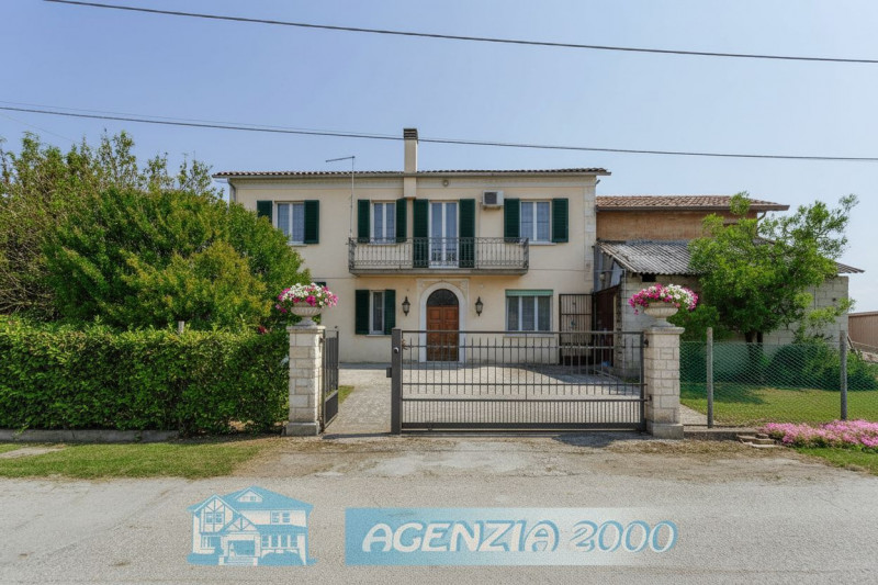 AD ARRE...VUOI UNA BELLA CASA CON IL SUO BEL GIARDINO ? LONTANO DAI RUMORI IN ZONA TRANQUILLA DI ...