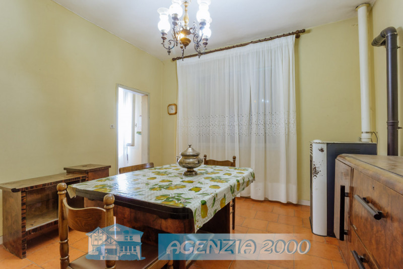 AD ARRE...VUOI UNA BELLA CASA CON IL SUO BEL GIARDINO ? LONTANO DAI RUMORI IN ZONA TRANQUILLA DI ...