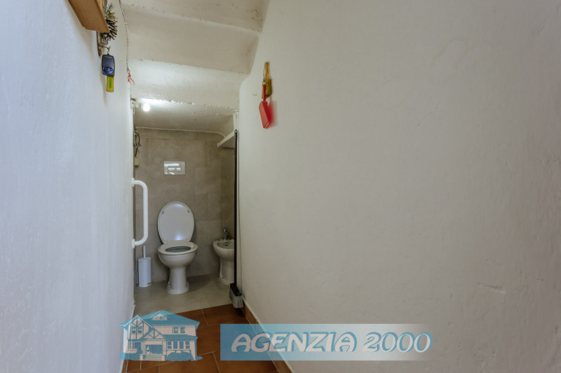 AD ARRE...VUOI UNA BELLA CASA CON IL SUO BEL GIARDINO ? LONTANO DAI RUMORI IN ZONA TRANQUILLA DI ...