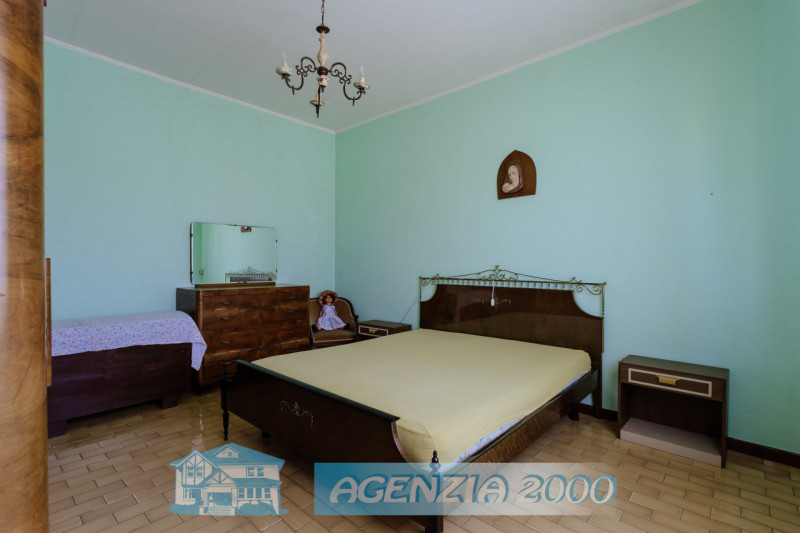 AD ARRE...VUOI UNA BELLA CASA CON IL SUO BEL GIARDINO ? LONTANO DAI RUMORI IN ZONA TRANQUILLA DI ...