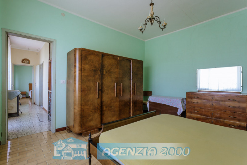 AD ARRE...VUOI UNA BELLA CASA CON IL SUO BEL GIARDINO ? LONTANO DAI RUMORI IN ZONA TRANQUILLA DI ...