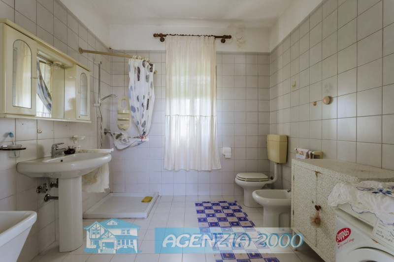 AD ARRE...VUOI UNA BELLA CASA CON IL SUO BEL GIARDINO ? LONTANO DAI RUMORI IN ZONA TRANQUILLA DI ...