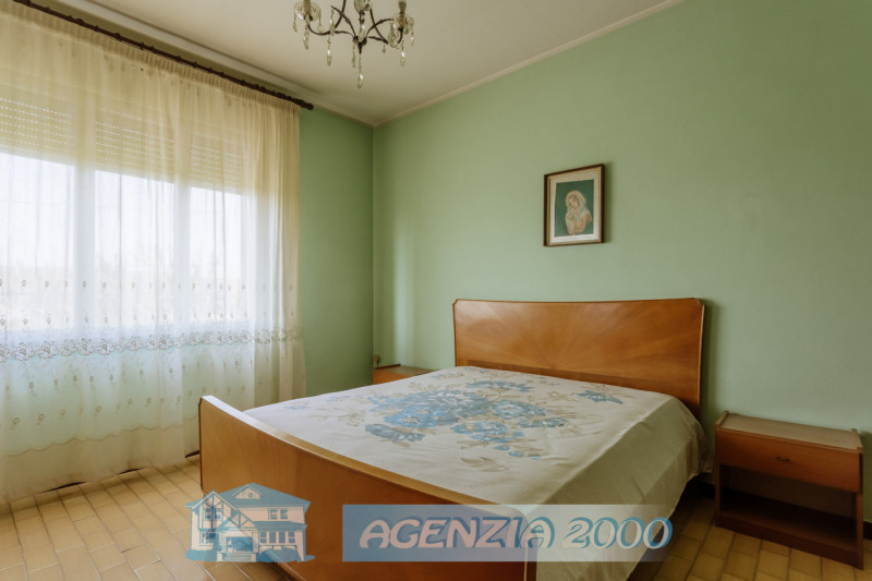 AD ARRE...VUOI UNA BELLA CASA CON IL SUO BEL GIARDINO ? LONTANO DAI RUMORI IN ZONA TRANQUILLA DI ...