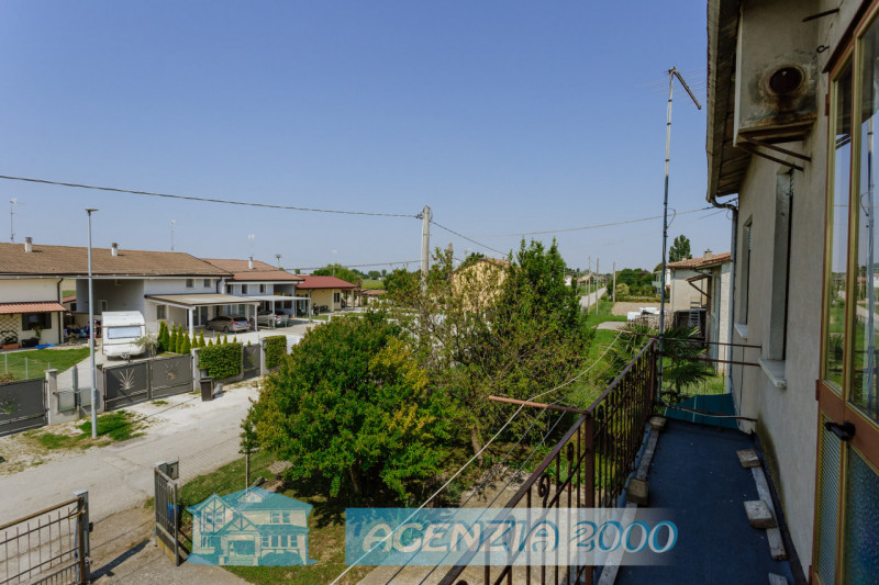 AD ARRE...VUOI UNA BELLA CASA CON IL SUO BEL GIARDINO ? LONTANO DAI RUMORI IN ZONA TRANQUILLA DI ...