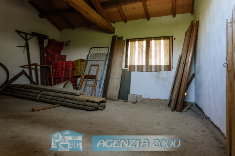 AD ARRE...VUOI UNA BELLA CASA CON IL SUO BEL GIARDINO ? LONTANO DAI RUMORI IN ZONA TRANQUILLA DI ...