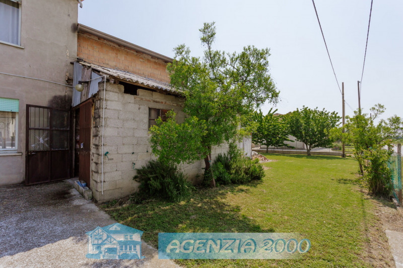 AD ARRE...VUOI UNA BELLA CASA CON IL SUO BEL GIARDINO ? LONTANO DAI RUMORI IN ZONA TRANQUILLA DI ...