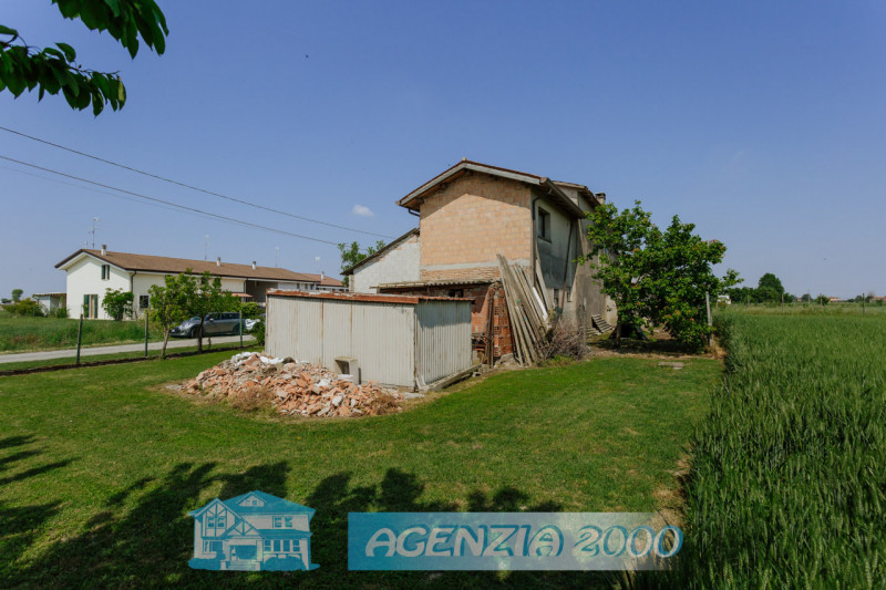 AD ARRE...VUOI UNA BELLA CASA CON IL SUO BEL GIARDINO ? LONTANO DAI RUMORI IN ZONA TRANQUILLA DI ...