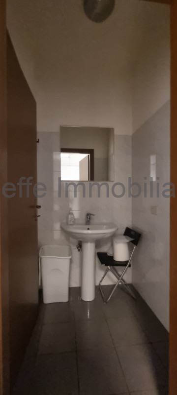 Ufficio al 1° piano con ascensore, spazioso e luminoso che si estende su una superficie totale di...