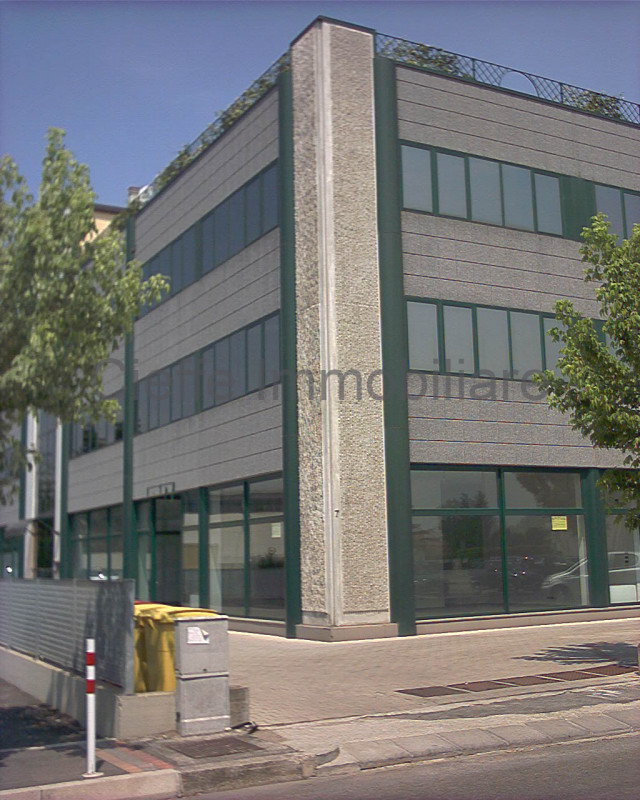 Ufficio al 1° piano con ascensore, spazioso e luminoso che si estende su una superficie totale di...