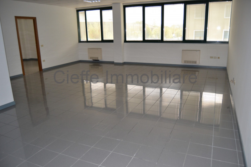 Ufficio al 1° piano con ascensore, spazioso e luminoso che si estende su una superficie totale di...