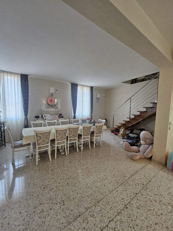 Sei alla ricerca di un'abitazione elegante e raffinata nel cuore di Padova? Questo splendido appa...