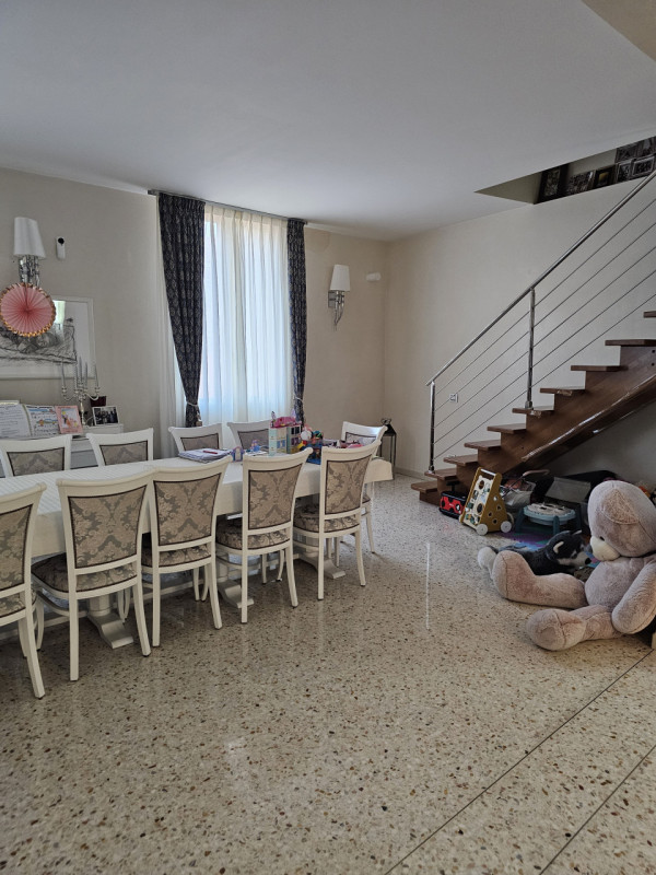 Sei alla ricerca di un'abitazione elegante e raffinata nel cuore di Padova? Questo splendido appa...