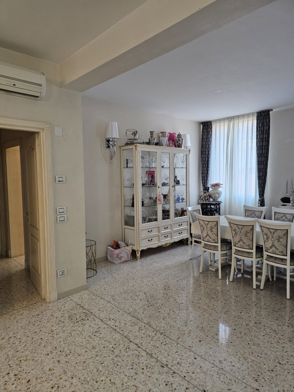 Sei alla ricerca di un'abitazione elegante e raffinata nel cuore di Padova? Questo splendido appa...