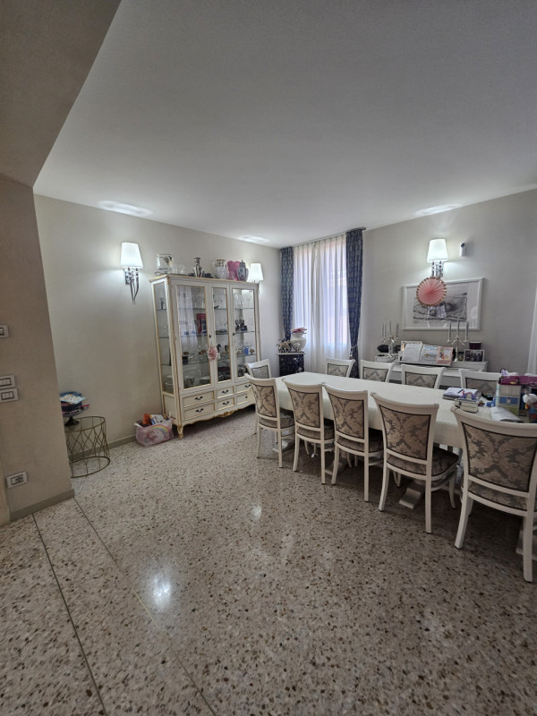 Sei alla ricerca di un'abitazione elegante e raffinata nel cuore di Padova? Questo splendido appa...