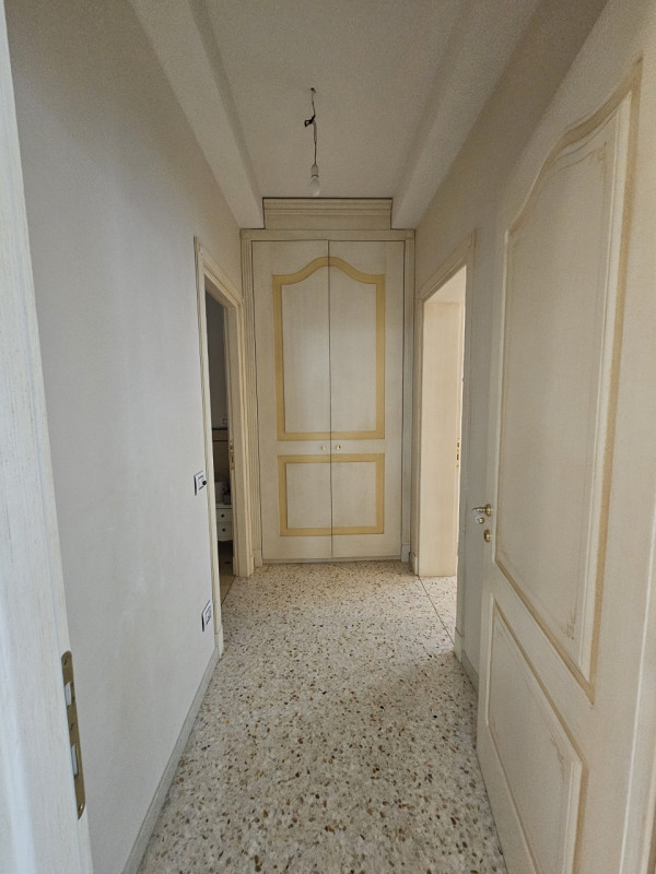 Sei alla ricerca di un'abitazione elegante e raffinata nel cuore di Padova? Questo splendido appa...