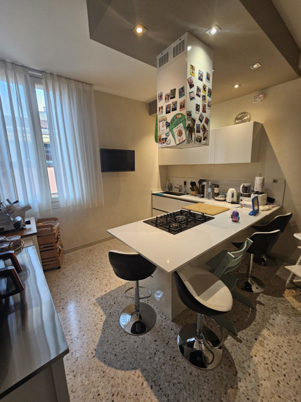 Sei alla ricerca di un'abitazione elegante e raffinata nel cuore di Padova? Questo splendido appa...