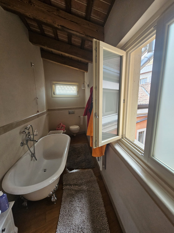 Sei alla ricerca di un'abitazione elegante e raffinata nel cuore di Padova? Questo splendido appa...