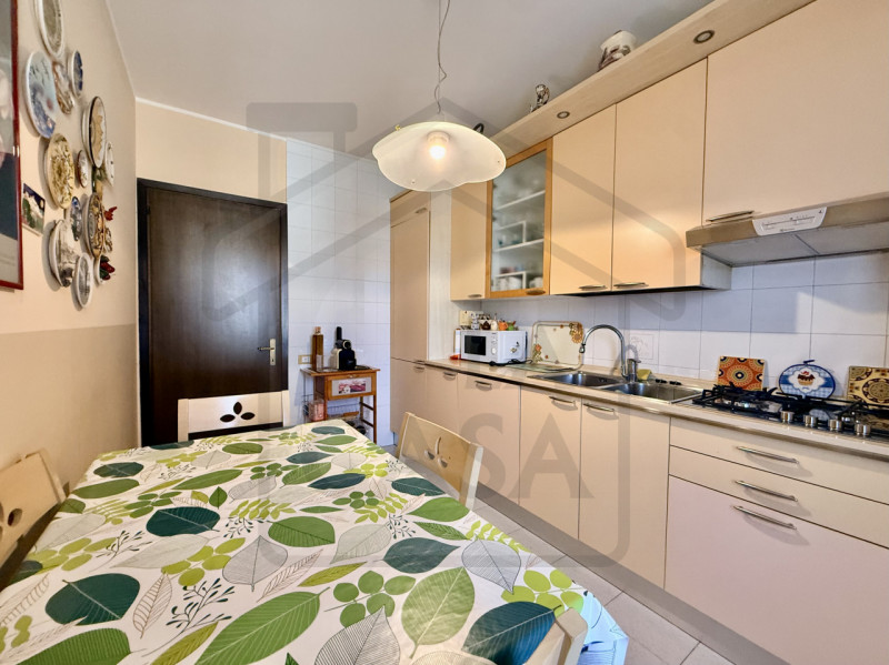 PONTE SAN NICOLO’ – In pieno centro, a due passi da tutti i principali servizi, proponiamo in ven...