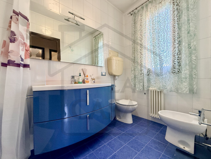 PONTE SAN NICOLO’ – In pieno centro, a due passi da tutti i principali servizi, proponiamo in ven...