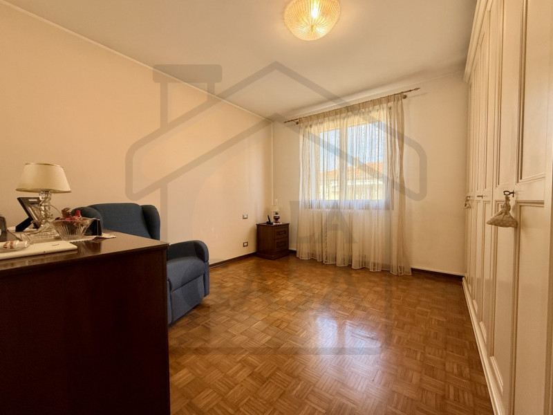 PONTE SAN NICOLO’ – In pieno centro, a due passi da tutti i principali servizi, proponiamo in ven...